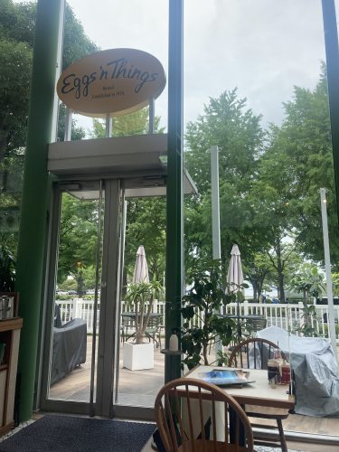 Eggs ’n Things 横浜マリンタワー店でハワイ気分を味わう